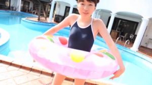 小柄でかわいらしい桜井のあちゃんがスク水でプール