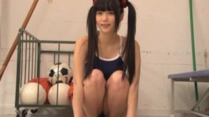 黒髪美女の佐々木絵里がスク水姿のまま教室に