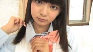 レオタード姿で180度開脚を披露するスレンダーな吉岡なつき