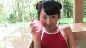 真っ赤なスク水姿がたまらない白木悠吏阿ちゃん